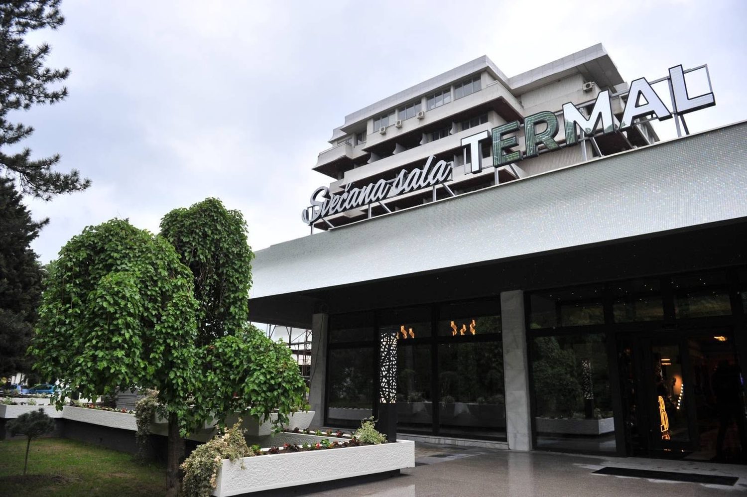 Ulaz u Hotel Termal sa natpisom Svečana sala Termal