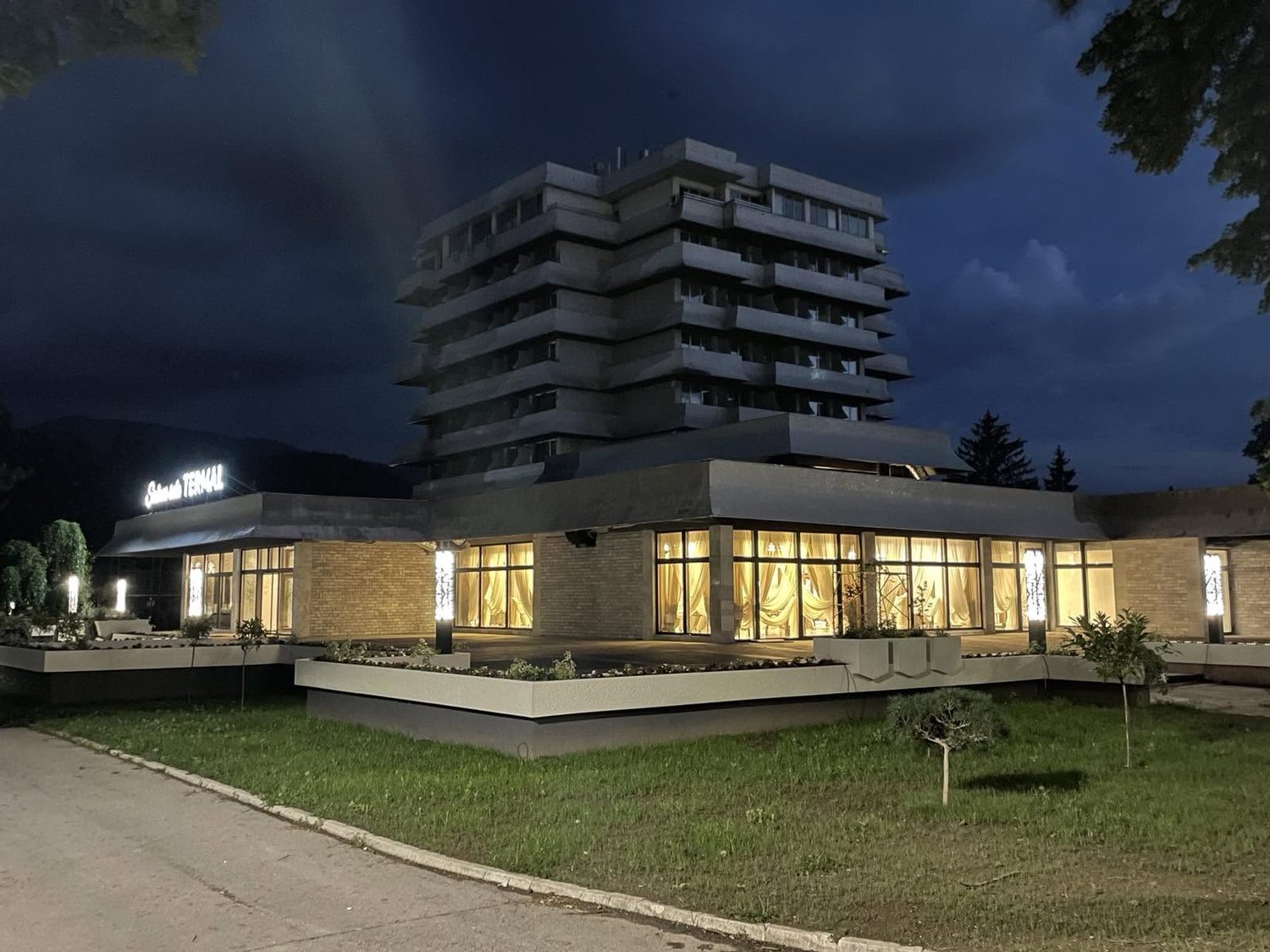 Hotel Termal – zgrada hotela uveče